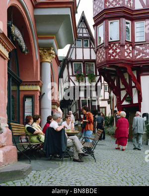 Les gens assis à table au Market Square Bernkastel sur la Mosel Allemagne Banque D'Images