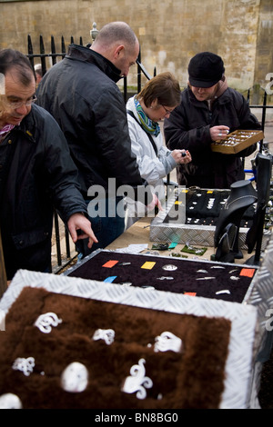 Vendeur de bijoux et clients sur un stand au marché du samedi d'art et d'Artisanat : jardin de la All Saints Church Garden, Cambridge. Banque D'Images