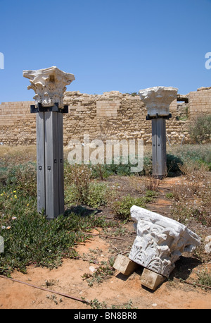 Ancienne demeure des capitales romaines et des piliers à Césarée - Israël Banque D'Images