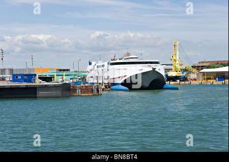 La Brittany Ferries Ferry catamaran rapide Normandie Express amarré au port de Portsmouth Hampshire Angleterre Royaume-Uni UK Banque D'Images