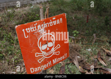 Le panneau d'avertissement à l'Aki Ra musée des mines, Siem Reap, Angkor, Cambodge Banque D'Images