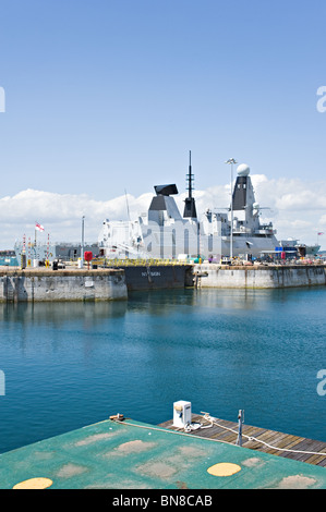 Type 45 de la Royal Navy Destroyer HMS Daring D32 à quai dans l'arsenal naval de Portsmouth Angleterre Royaume-Uni Banque D'Images