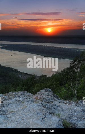 Coucher de soleil sur la rivière Volga dans Parc National Russe 'Samara Luka' Banque D'Images
