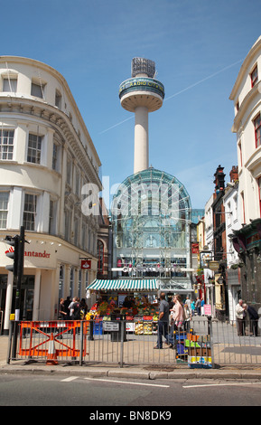 Entrée de St Johns shopping arcade avec gyrophare ou radio City tower à Liverpool UK Banque D'Images