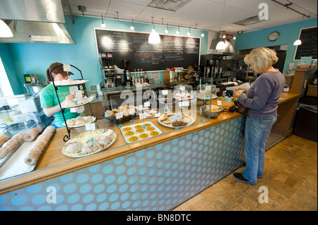 Achats Caucasian woman dans Skaneateles alimentaire New York Région des lacs Finger bakery Banque D'Images