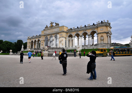 Les touristes en face de Gloriette Banque D'Images