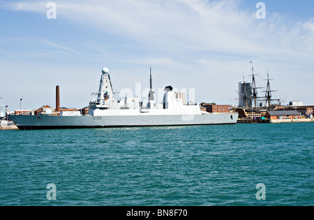 Type 45 de la Royal Navy Destroyer HMS Daring D32 à quai dans l'arsenal naval de Portsmouth Angleterre Royaume-Uni Banque D'Images