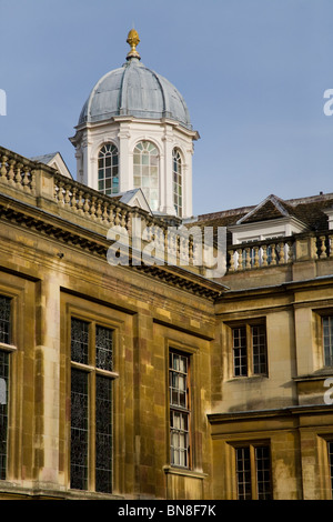 Haut toit toits / / / sur le toit au-dessus de corne orner dans l'intérieur de Clare College / Cour quadrangle. Cambridge Universi Banque D'Images