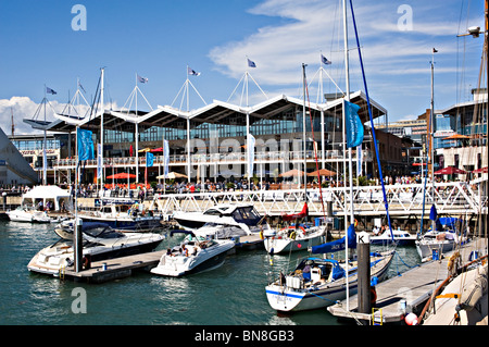 Le centre commercial et centre commercial de Gunwharf Quays Waterfront Marina au port de Portsmouth Angleterre Royaume-Uni UK Banque D'Images