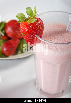 Smoothie aux fraises fraîches boire dans un verre avec des fruits Banque D'Images