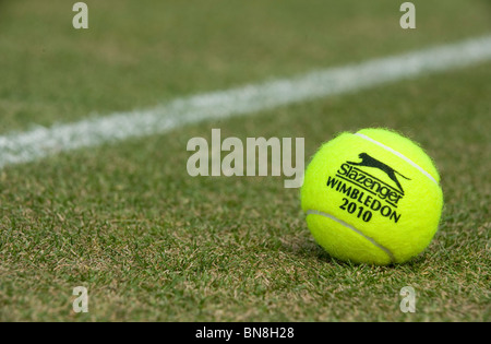 Slazenger Wimbledon 2010 balle de tennis est situé sur une cour d'herbe pendant le tennis de Wimbledon 2010 Banque D'Images