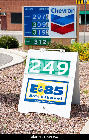 Un panneau annonce E85 85 % d'éthanol combustible mélangé à l'avant d'un signe pour des prix, plus régulier, cour suprême et des carburants diesel. Banque D'Images