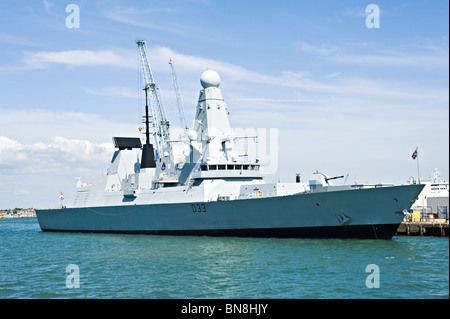 Type 45 de la Royal Navy Destroyer HMS Dauntless D33 à quai dans l'arsenal naval de Portsmouth Angleterre Royaume-Uni Banque D'Images