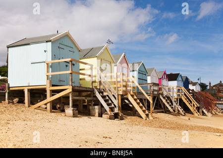 Cabines de plage traditionnel donnant sur la plage de Felixstowe, Suffolk, Angleterre. Banque D'Images