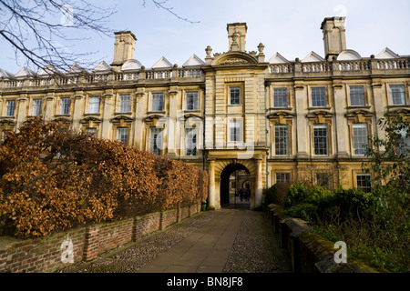 Chemin menant de la rivière Cam jusqu'à la côté ouest / façade de l'extérieur de la cour de Clare College. L'Université de Cambridge Banque D'Images