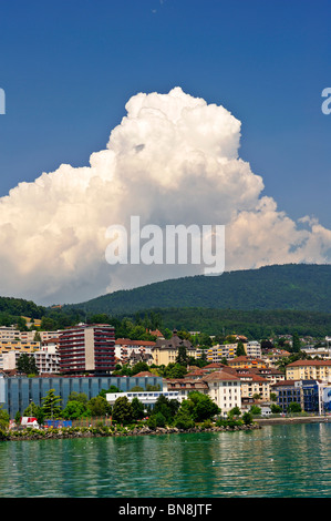 Cumulus castellanus passant sur les montagnes du Jura à Neuchâtel en été Banque D'Images
