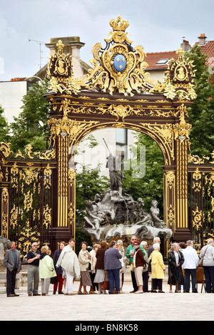 Les touristes en face de la fontaine Amphitrite dans la Place Stanislas, Nancy, France Banque D'Images