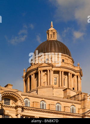 Le dôme de le Port de Liverpool Building sur le Pier Head à Liverpool Angleterre UK construit en 1907 en style baroque édouardien Banque D'Images