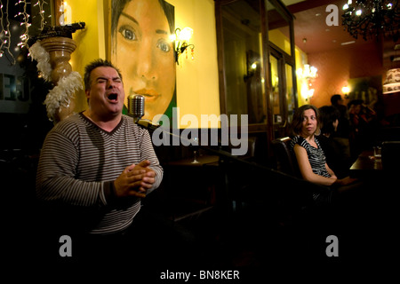 Un chanteur de Flamenco, ou chanteur, effectue à el Escenario restaurant en tant que client ressemble à Cadix, Andalousie, Espagne Banque D'Images