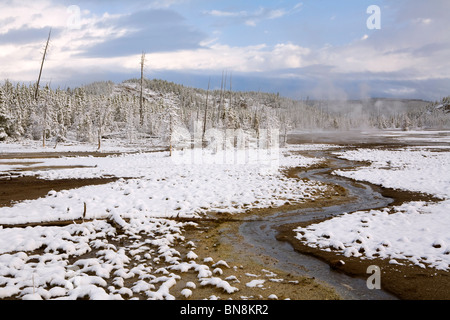 Norris Geyser Basin avec matin de neige, Parc National de Yellowstone, Wyoming, USA Banque D'Images