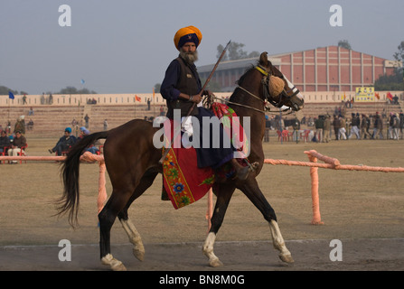 L'Inde Muktsar Sikh Nihang guerrier mounter Banque D'Images