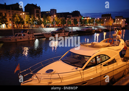 Centre-ville par la Meuse, un yacht luxueux au premier plan, Verdun, France Banque D'Images