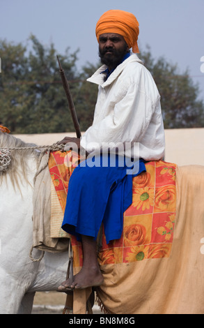 L'Inde Muktsar Sikh Nihang guerrier mounter Banque D'Images