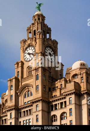 Le Royal Liver Building sur le Pier Head près de la rivière Mersey à Liverpool Angleterre ouvert en 1911 conçu par Walter Aubrey Thomas Banque D'Images