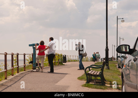 Un photographe prend des photos d'un couple à Southwold, Suffolk , Bretagne , France Banque D'Images