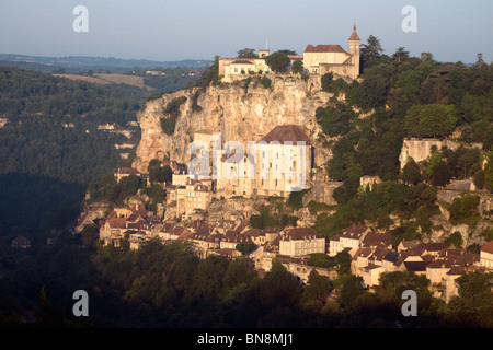 Rocamadour, une spectaculaire falaise de pèlerinage, parmi les plus anciens de France, dans la douce lumière du lever du soleil Banque D'Images