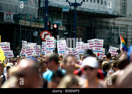 Des pancartes tenues par des libéraux démocrates participants à la Pride London célébrations. Photo par Gordon 1928 Banque D'Images