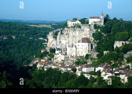 Rocamadour, une spectaculaire falaise de pèlerinage, parmi les plus anciens de France, dans des conditions de lumière du matin Banque D'Images