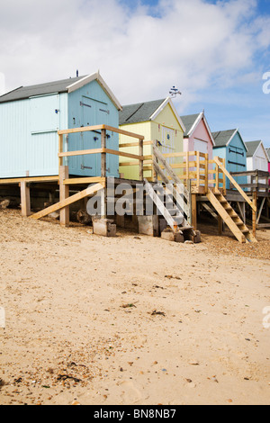 Cabines de plage traditionnel donnant sur la plage de Felixstowe, Suffolk, Angleterre. Banque D'Images
