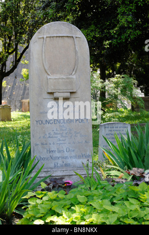 La tombe de John Keats (1795 - 1821) et Arthur Severn (mort en 1837) - fils de Joseph Severn, est mort à 8 mois Banque D'Images