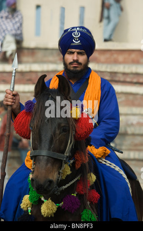 L'Inde Muktsar Sikh Nihang guerrier mounter Banque D'Images