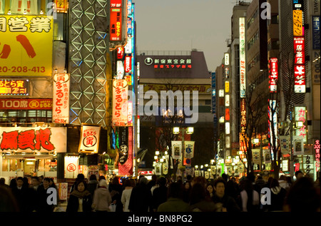 Le centre-ville de Tokyo, le quartier de Shinjuku. Banque D'Images