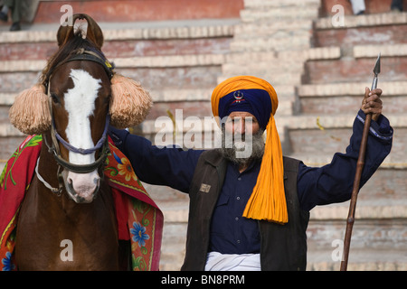 L'Inde Muktsar Sikh Nihang guerrier mounter Banque D'Images