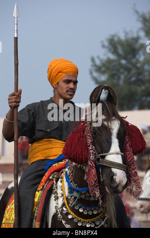 L'Inde Muktsar Sikh Nihang guerrier mounter Banque D'Images