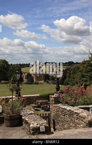 Vue sur l'église St Philip & St James prise des jardins George Inn, Norton St Philip, Somerset, Angleterre, Royaume-Uni Banque D'Images