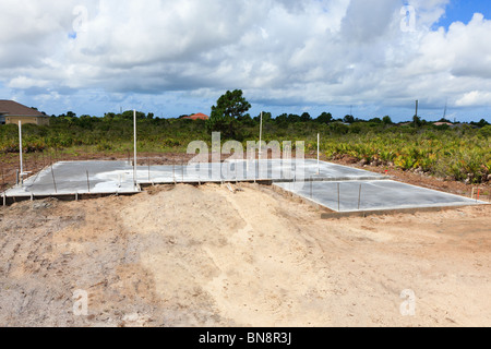 New Home Construction fondation en ciment avec la plomberie brute Banque D'Images