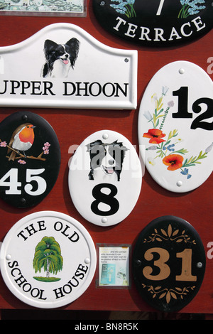 Numéro de maison porte des assiettes en céramique Banque D'Images