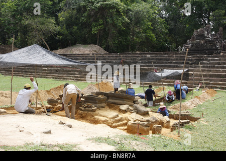 Les travailleurs employés par un projet de restauration à Neak Pean temple, Parc archéologique d'Angkor, Cambodge Banque D'Images