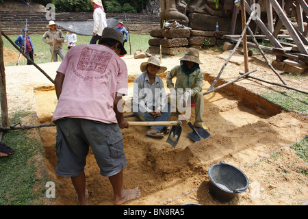 Les travailleurs employés par un projet de restauration à Neak Pean temple, Parc archéologique d'Angkor, Cambodge Banque D'Images