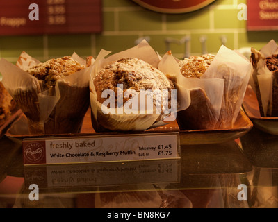 Muffins à l'affichage en magasin, UK Banque D'Images