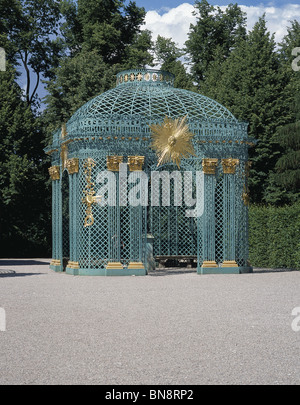 Le Palais de Sans-Souci, Potsdam, Allemagne. Par Frédéric II (le Grand) de Prusse pavillon de jardin en fer forgé avec des ornements dorés. Banque D'Images