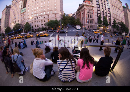 Les gens sur les marches du Metropolitan Museum of Art de New York, le vendredi 2 juillet 2010. (© Frances M. Roberts) Banque D'Images