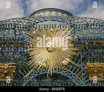 Le Palais de Sans-Souci, Potsdam, Allemagne. Par Frédéric II (le Grand) de Prusse pavillon de jardin en fer forgé avec Sunburst doré Banque D'Images