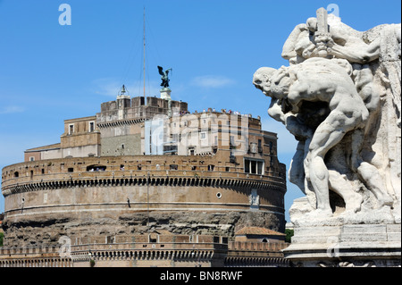 Figures sculptées sur Ponte Vittorio Emanuel II à Rome Banque D'Images