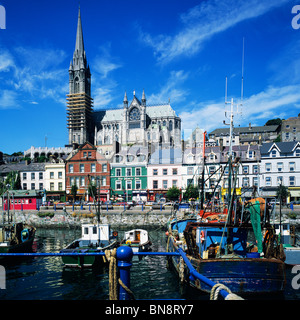 HARBOUR & ST COLMAN'S CATHEDRAL COBH COUNTY CORK IRLANDE EUROPE Banque D'Images