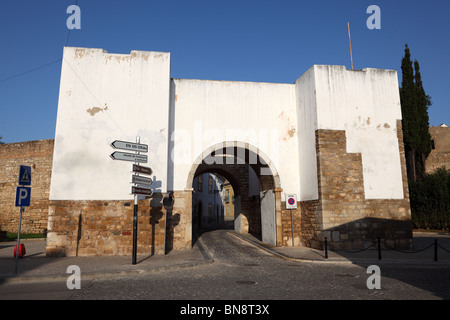 Porte de la vieille ville de Faro, Algarve Portugal Banque D'Images